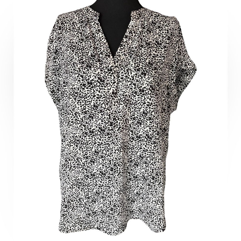 Cynthia Steffe Black & White Printed V-Neck Blouse